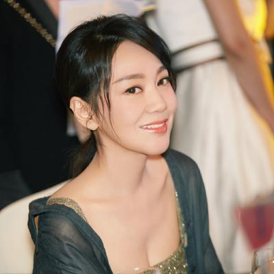 2004年，闫妮的丈夫邹伟提出离婚，闫妮不肯离，她觉得孩子还小，邹伟说：“20w