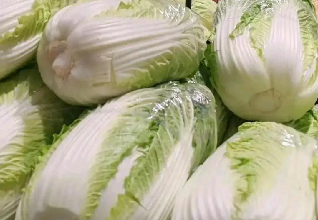 爸爸说提前多买点大白菜吧，我没听，现在吃完了，去买大白菜说涨价了，菜总得吃呀，这