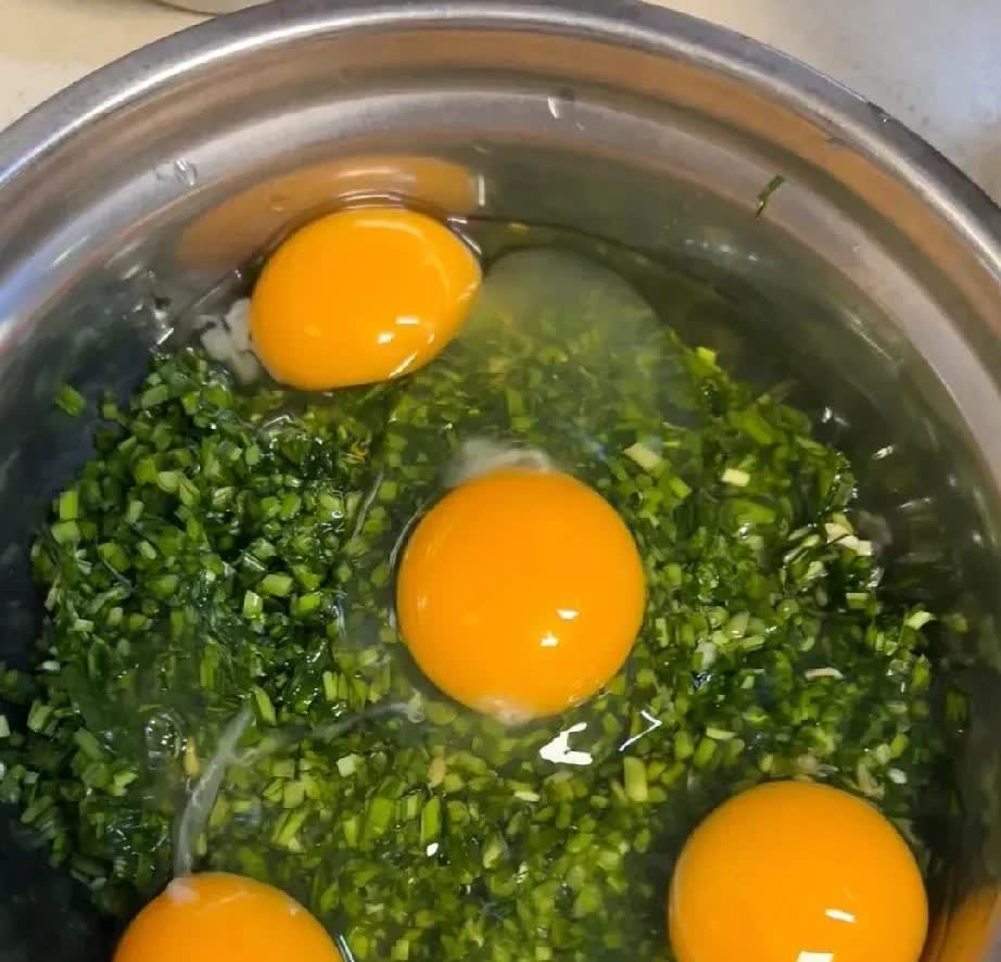 广东，一名女子的闺女晚上想吃韭菜鸡蛋饺子，于是，她就去和面，然后让老公调馅。结果