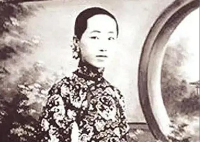 1903年，梁启超把全家人接到了日本。他一见到妻子的“陪嫁丫鬟”王桂荃，眼睛顿时