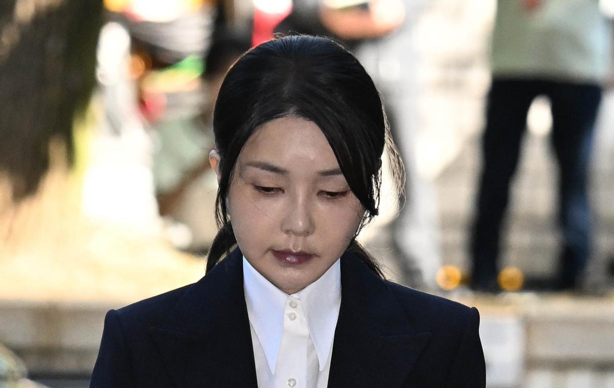 金建希深夜被捕，牢房条件还不如尹锡悦，只能铺毯子睡地板韩国前总统尹锡悦夫妇，终