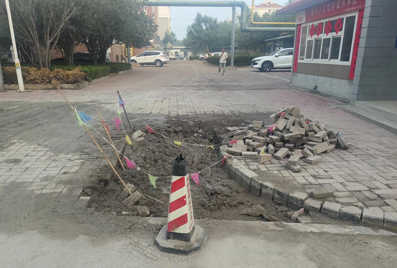 管挖不管埋，16号楼车辆唯一一个出口，因维修水管线，供水公司挖开后，到现在也没