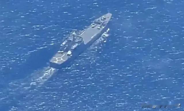 南海铁壁：072登陆舰编队现身黄岩岛根据最新的消息（2026年1月25日），