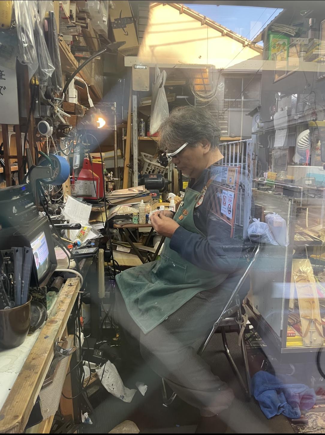 凌晨三点，老城区维修店的卷闸门还亮着灯。张师傅蹲在满地零件中间，手里是台泡过