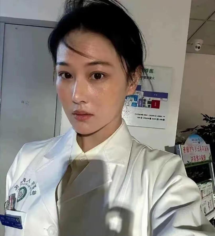 张馨予素颜照，她的眼神有点冷，是军嫂专属的威严……张馨予结婚后，真是发展的越来