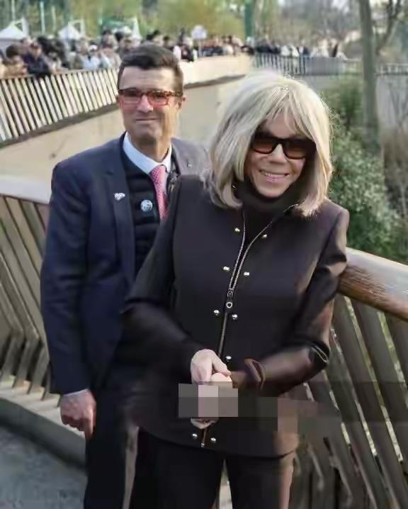 布丽吉特在成都看熊猫。开心得像个孩子。这份喜悦背后。是她与“圆梦”长达八