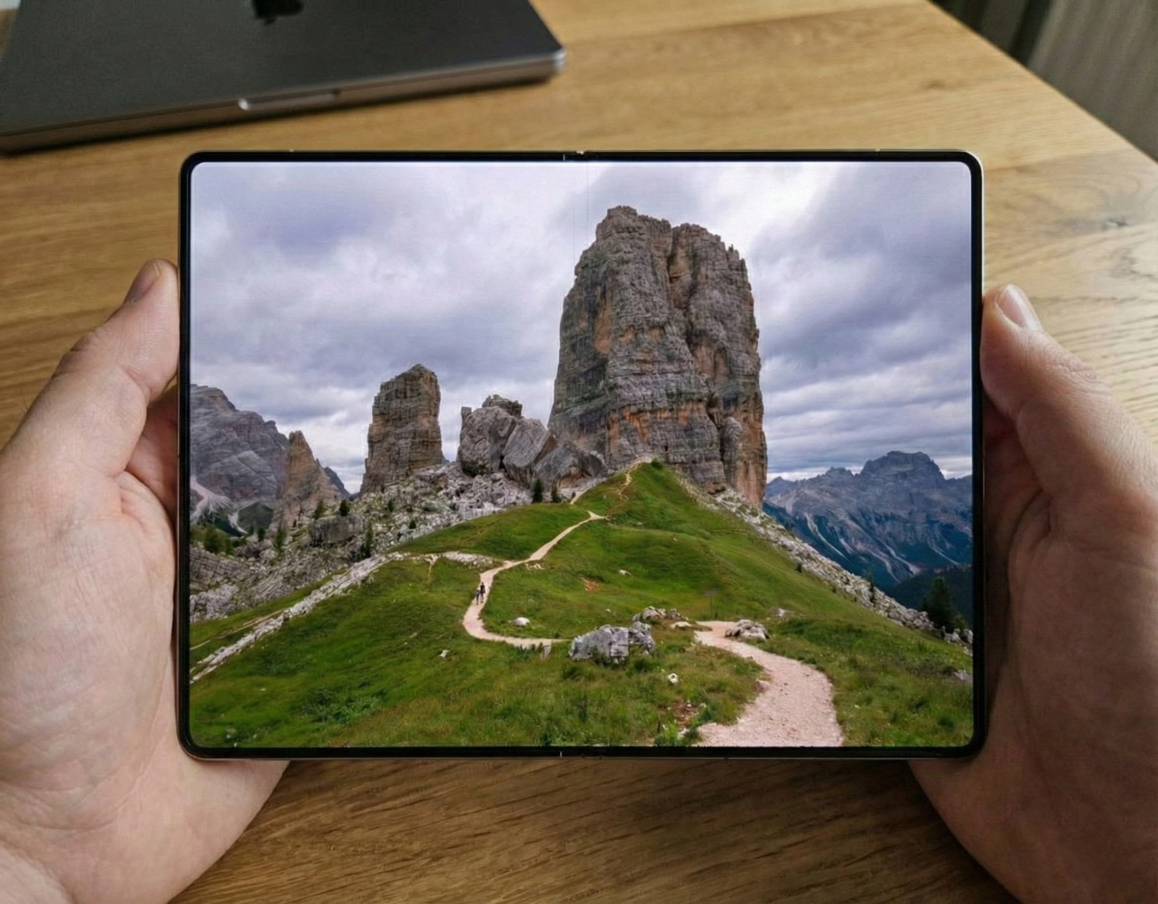 苹果iPhoneFold和三星GalaxyWideFold在我手里捧着的样