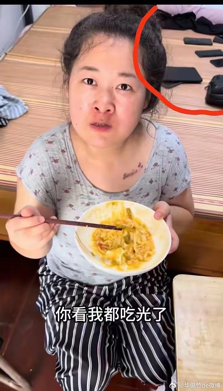有网友发现了：风扇小玉是有团队的！细心的网友发现了风扇小玉家的床上放了很多块手机