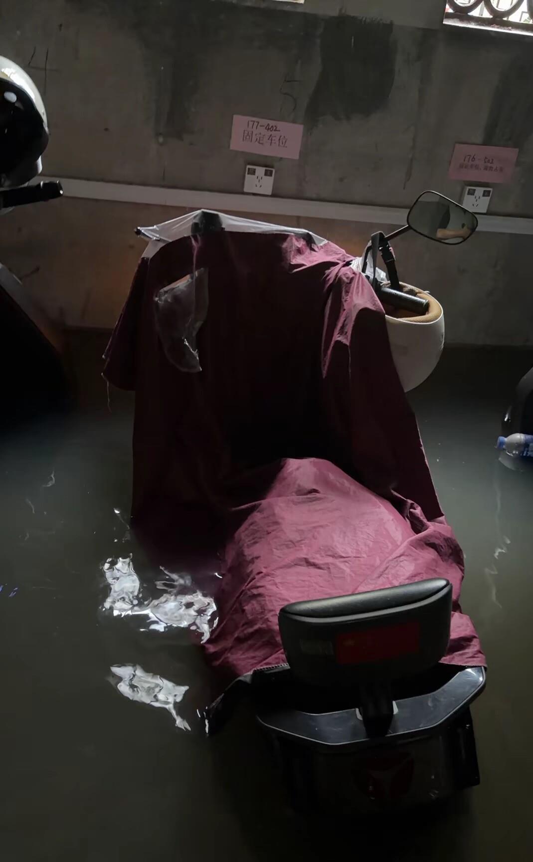 真服了！台风都散伙了还能原地复活？无锡今儿这雨下得太不讲理了早上闹钟没响，