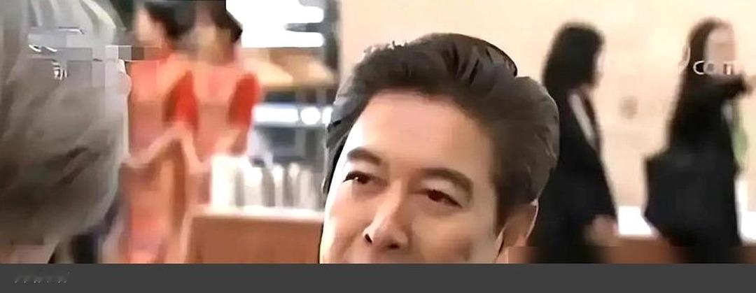 离婚19年，水均益跟前妻王君，居然同框了。不是复合，是外孙女周岁宴。现场视频里，王君气色红润，走路带