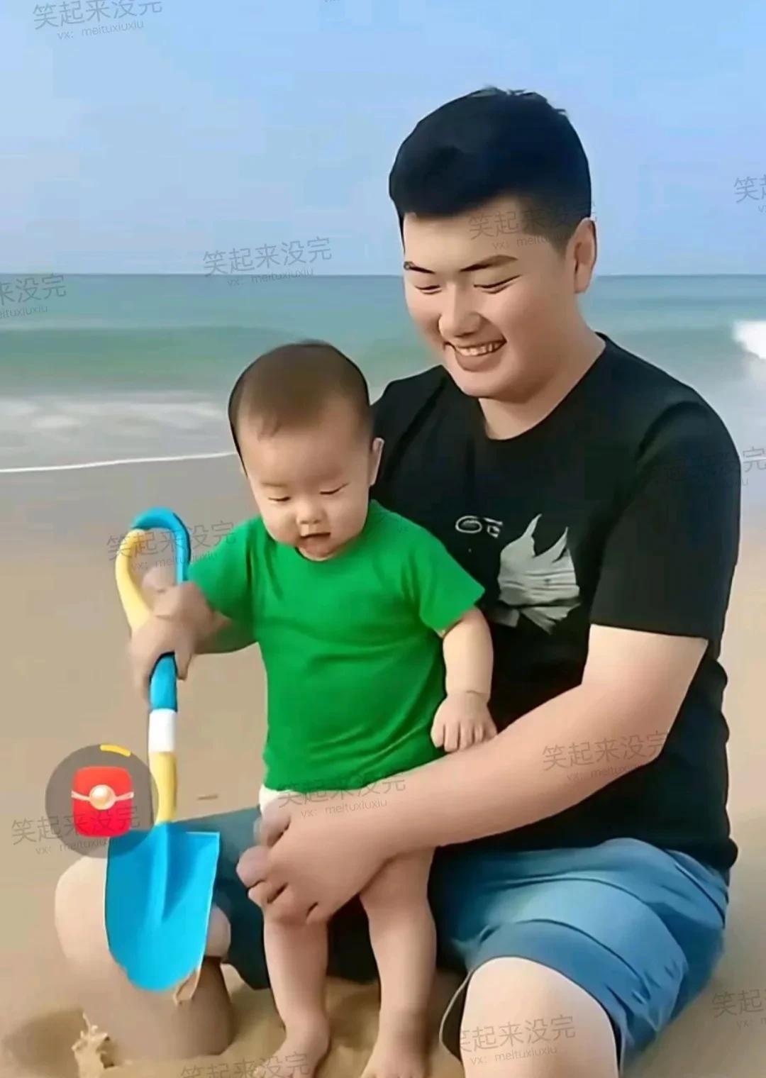 看大衣哥儿子朱小伟如今变化太大了，带儿子在沙滩玩，他拿着小铁锹教儿子学习干活挖沙