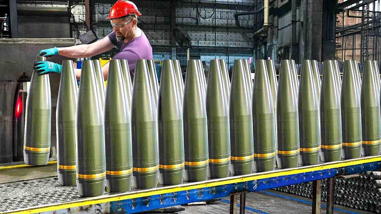 真正卡美国脖子的，不是炸药，不是引信，是钢。美国投入10亿美元，全面生产大口径炮