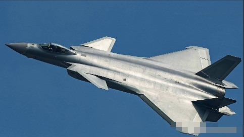 开战斗机从上海到北京要多久？ 从上海到北京的直线距离大约是1000公里。民航客