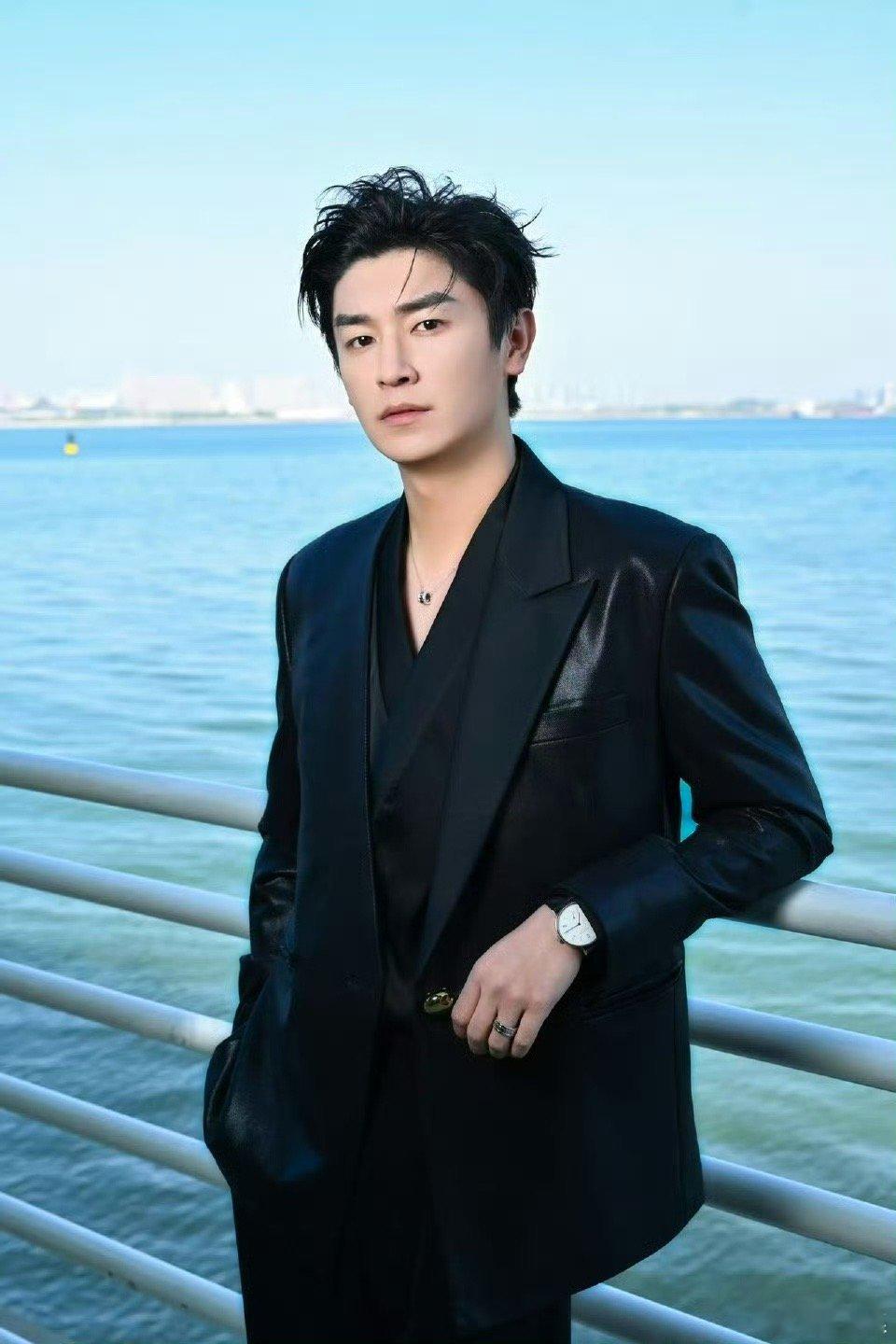 杨旭文演的卢凌风，导演连用三季，这眼光是真的毒。想想《唐诡》第一季，卢凌风就是个