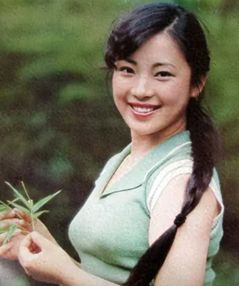 李连杰后悔娶利智吗？李连杰住在新加坡病房，利智很少去看他，也根本不想去看。据