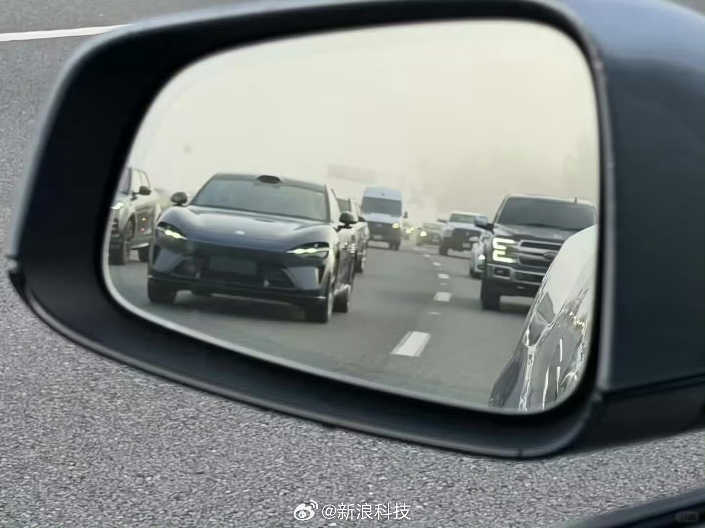 小米YU7Max现身美国高速公路明明还没出海，外面却到处都是小米汽车的「传说」