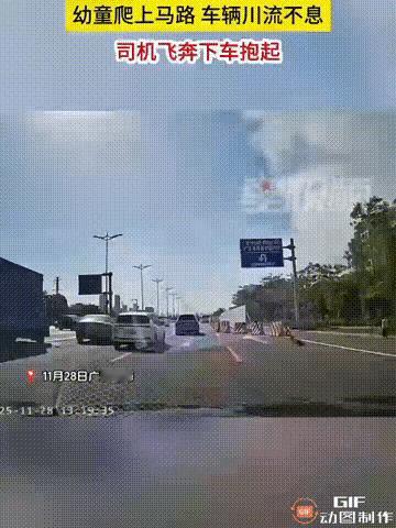 广东珠海一名男子开车回家时，突然从路边爬出一个宝宝，这个宝宝还不会走路，只能爬着