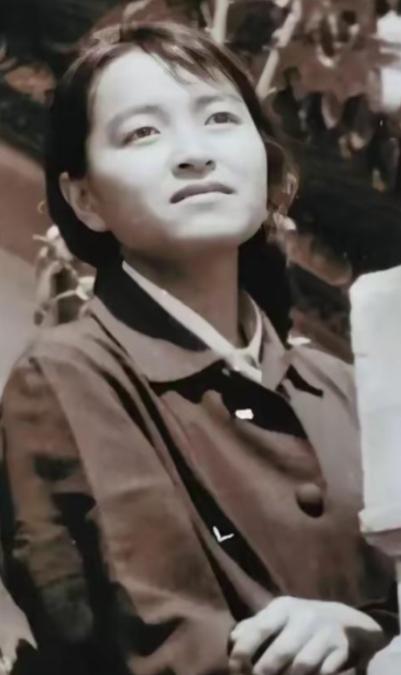 1995年，褚时健的掌上明珠褚映群被洛阳警方带走，4个月后，褚映群在狱中自杀身亡