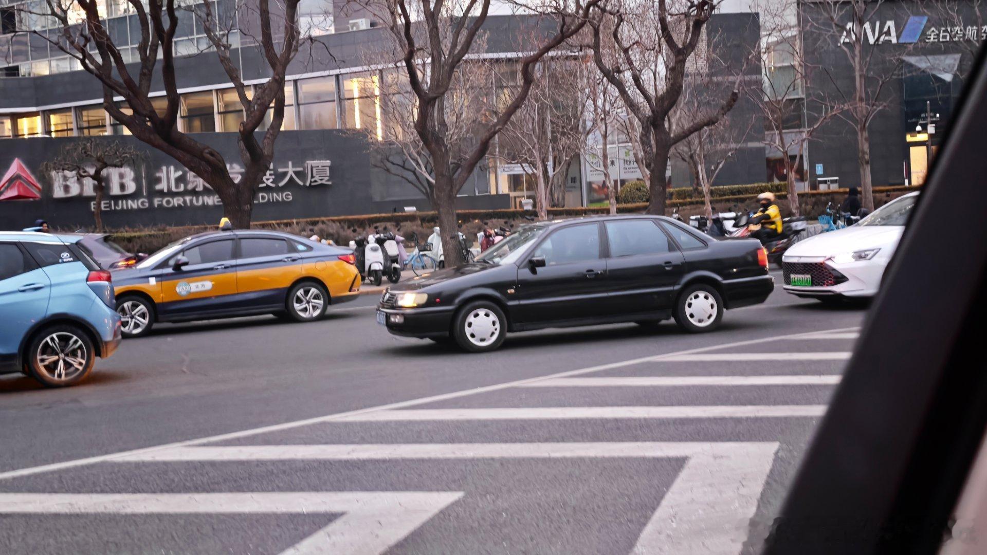 我去。我居然在2026年的东三环拍到一辆帕萨特B4!