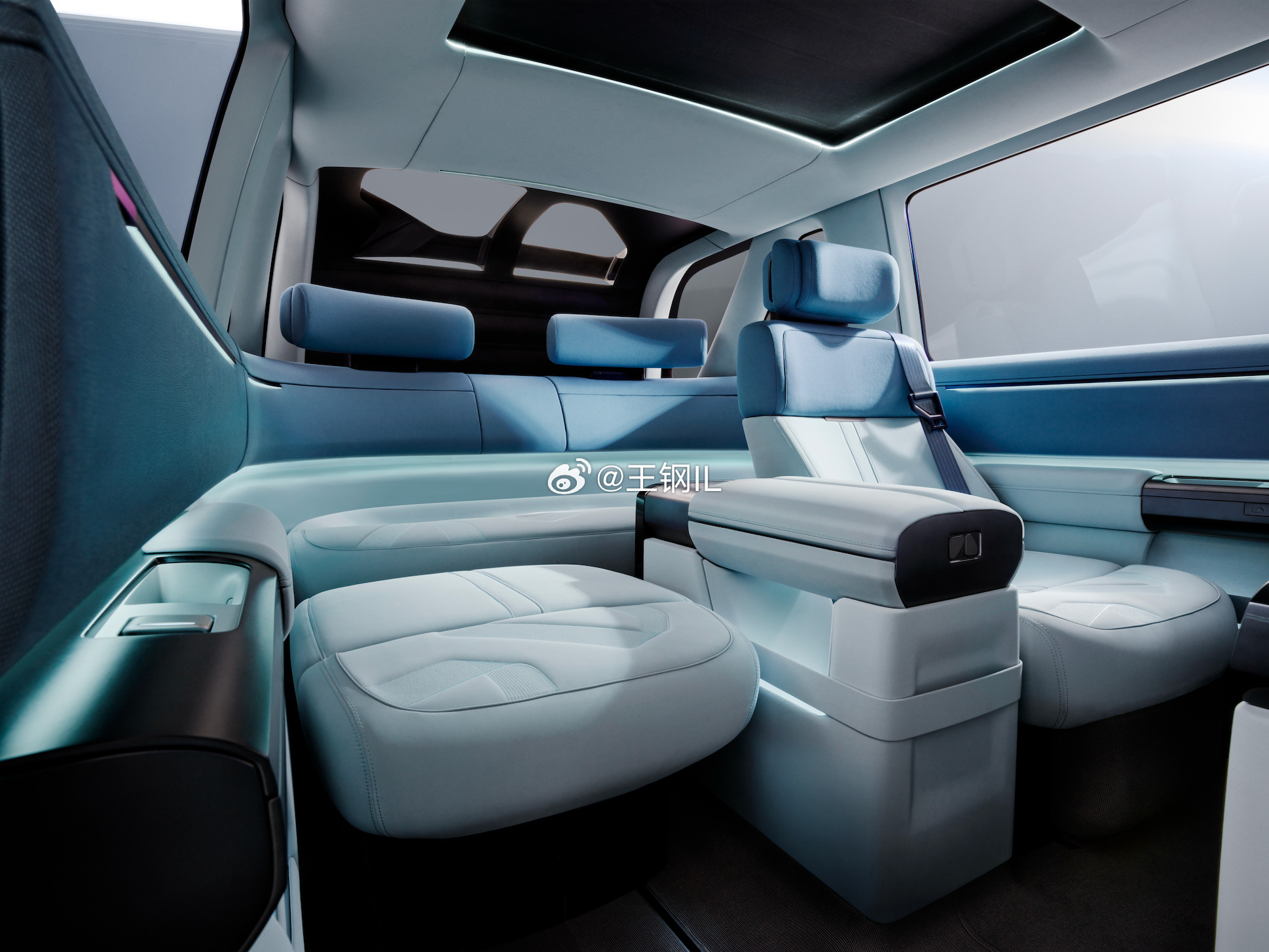 看到Freelander神行者的新车，作为路虎的重度爱好者和揽胜全系的车主，我觉