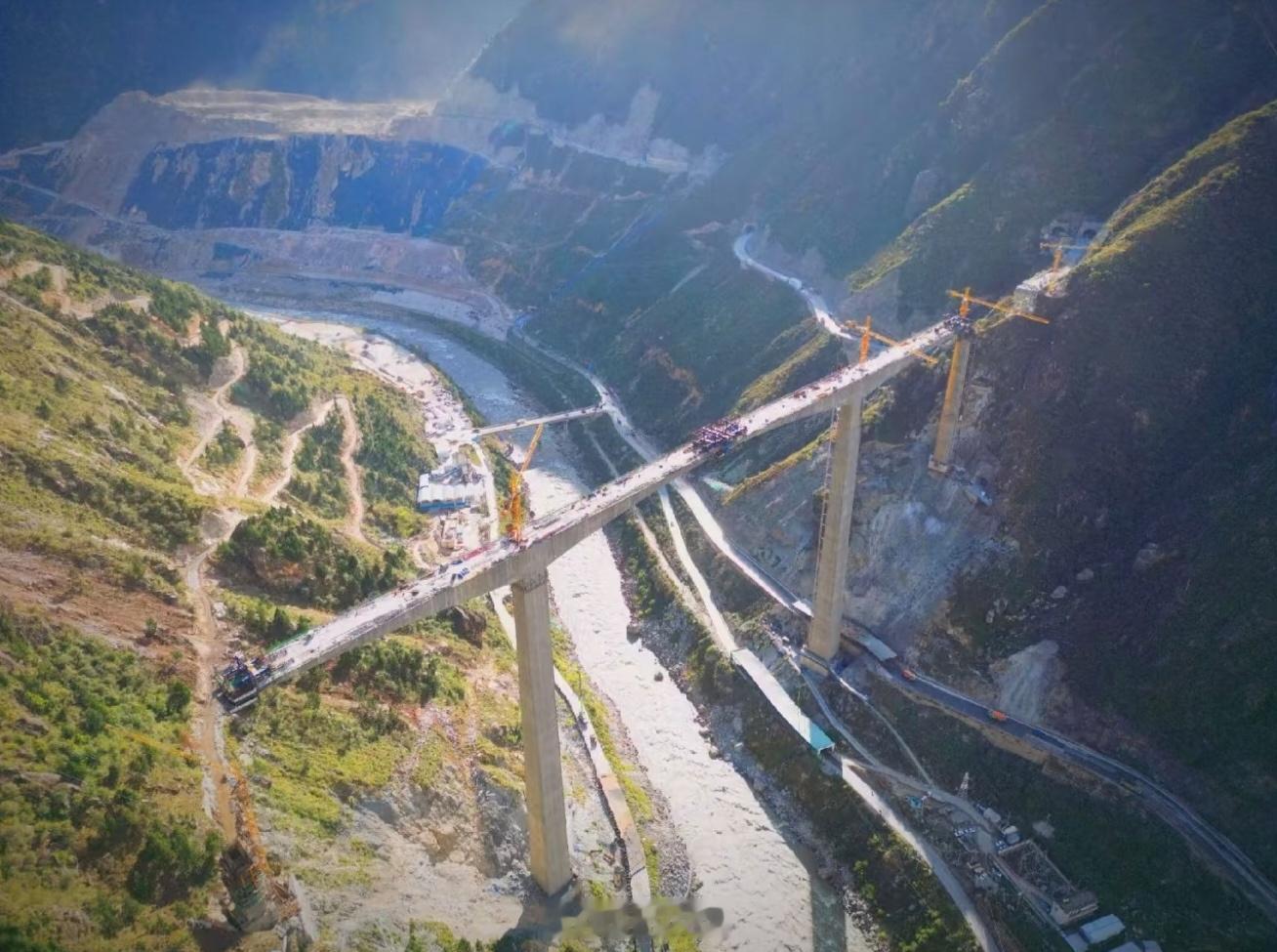 红旗特大桥，2025年1月14日才完成主跨合龙。这次垮塌是当初设计考虑不足还是施