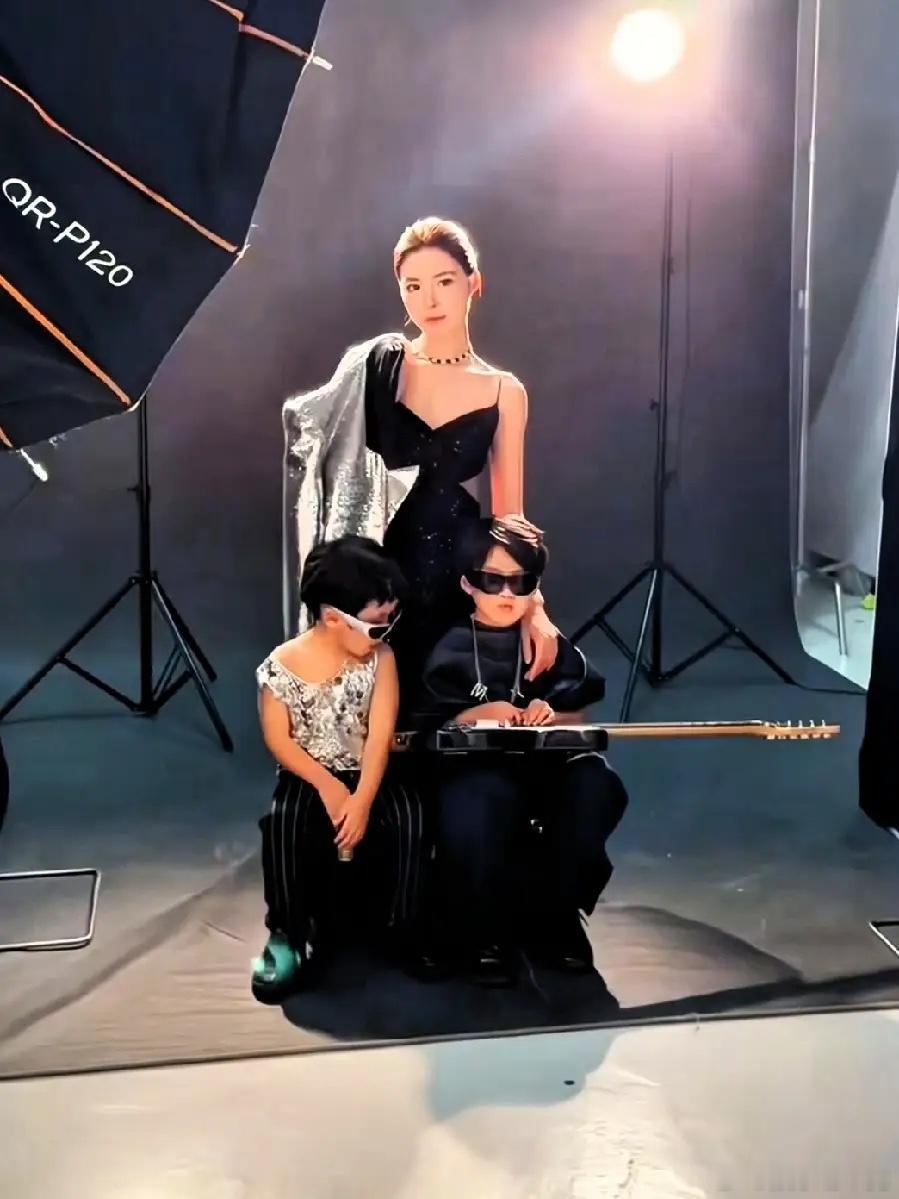 苏醒老婆廖语辰带两个儿子拍写真，一家子高颜值！不得不说，苏醒的基因还是强大，感觉