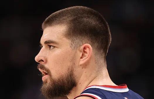 传统中锋对比现代篮球，大量的外线投篮，尤其是本赛季，脚步慢防不出去，就是最大的原