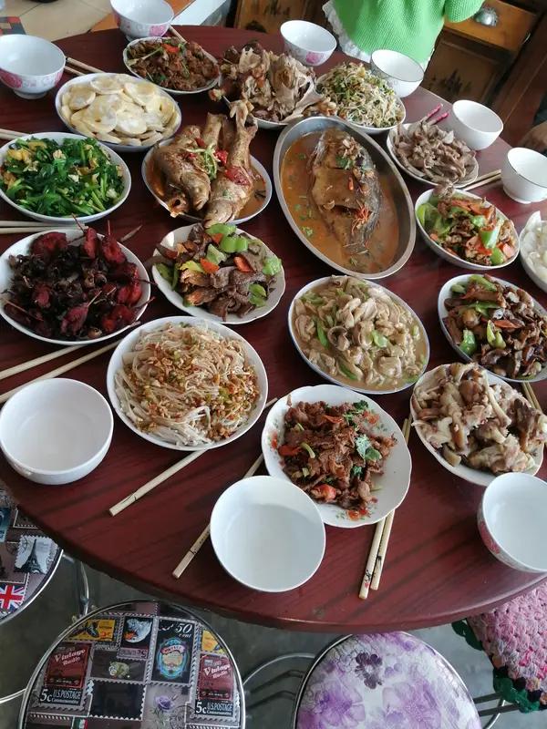 春节期间，全国多地都上演了一出出“女婿在丈母娘家”的统一大戏。女婿们就像被放在热