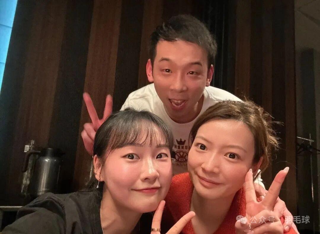 有谁认识图中抢镜的大男孩是谁？韩国混双名将蔡侑玎真够意思了，特意从韩国赶来参