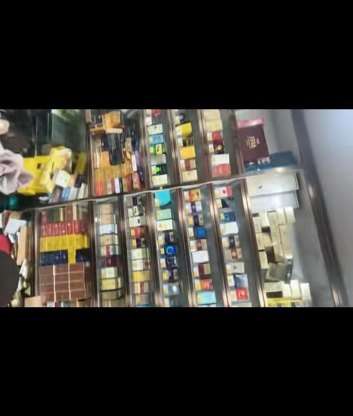 这小超市的生意真没办法做了！家里烟库存还有这么多，马上新的又要来了，手里的钱全部