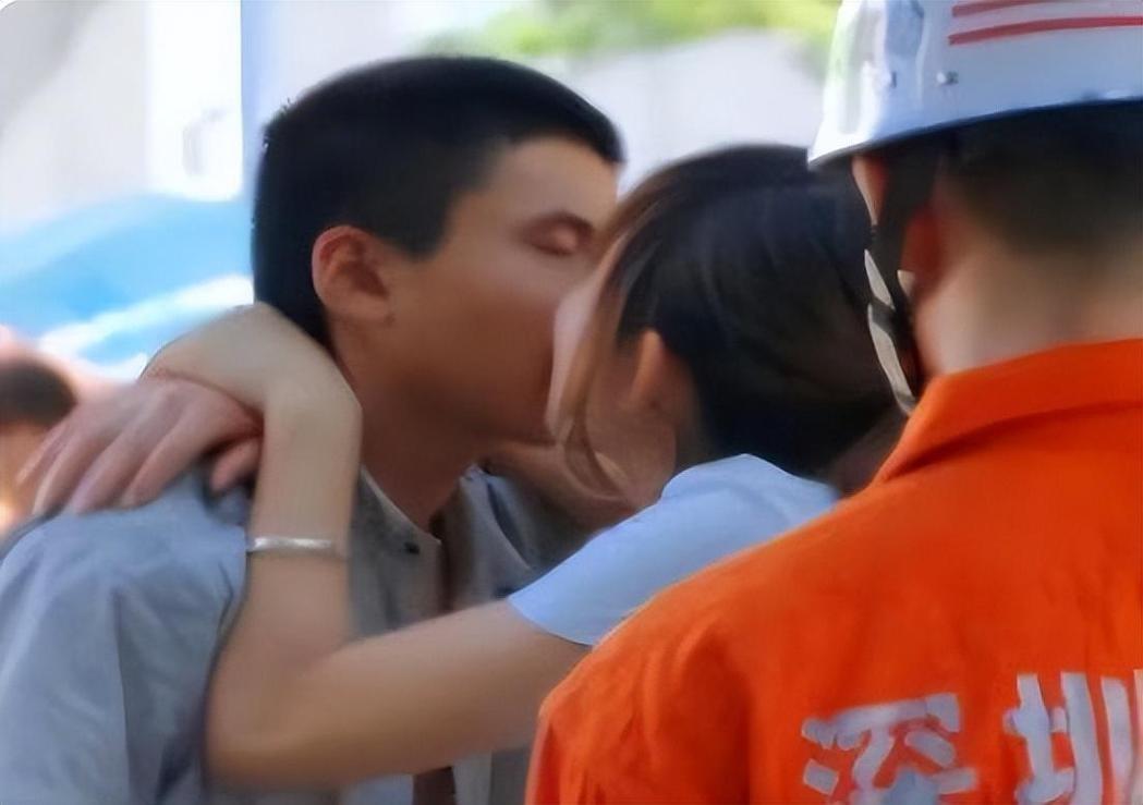 深圳一名男孩欲跳桥自杀，被一名过路的19岁女孩看到，她上去亲吻男孩，并说：没
