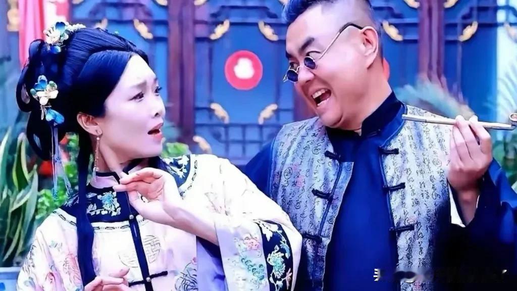 这几天相声圈闯进来一个女中豪杰，人气特别旺。她就是张伯鑫的媳妇，高兴社的售票员