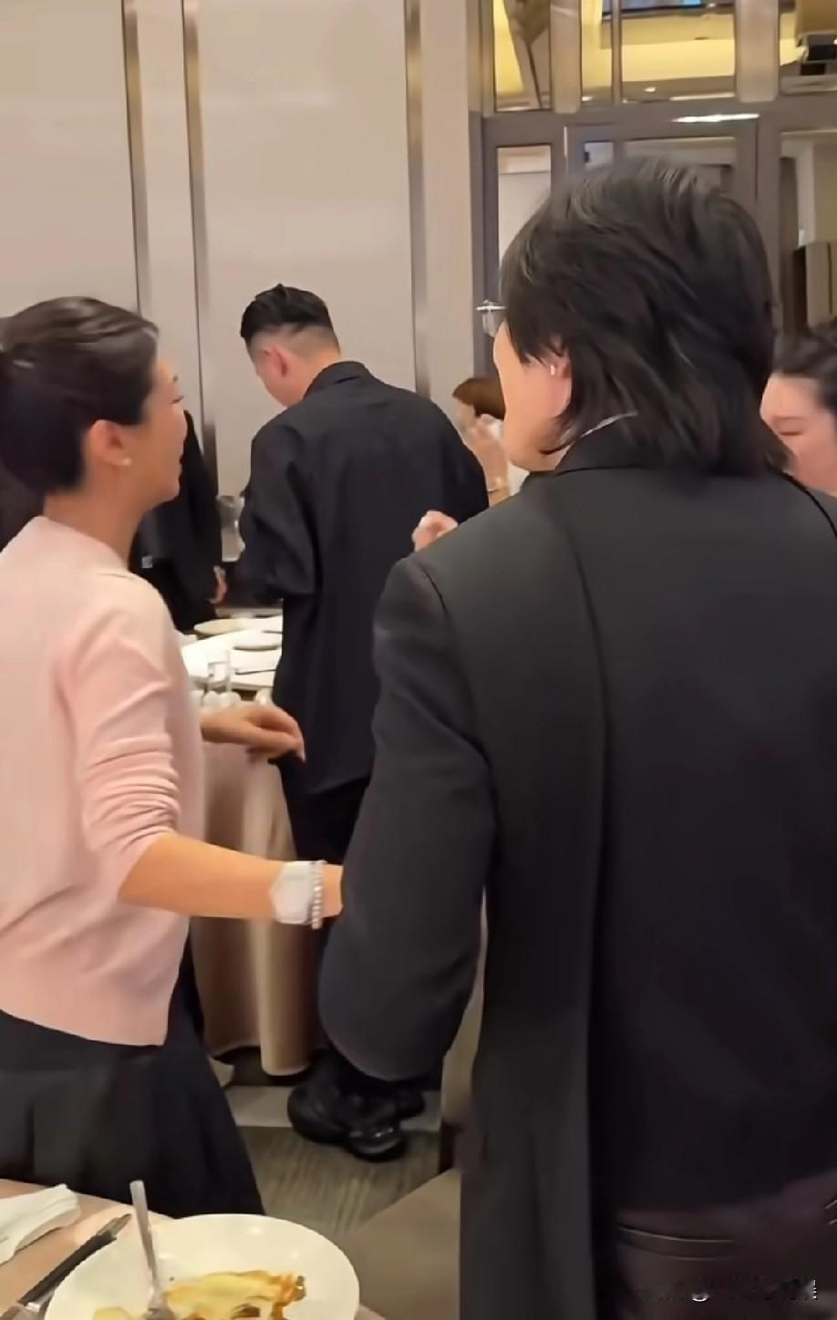 萧敬腾对林有慧的爱也太猛烈了吧！感觉他没了老婆真的活不了那种，林有慧唱歌，他一边