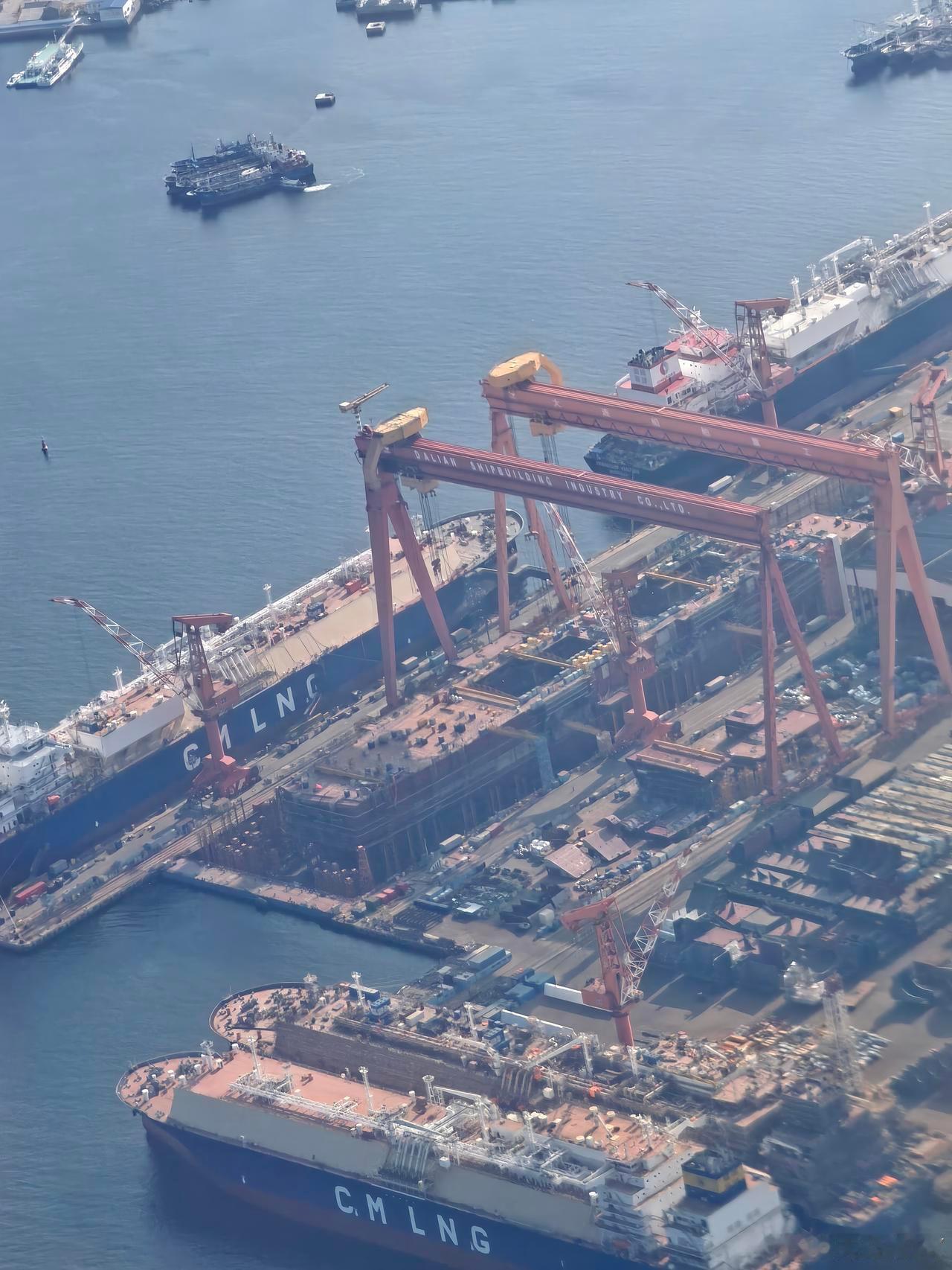 第三块外飘模块已经安装：1、004第三块外飘已经安装，是左舷的第二块。2、第一块外飘是右舷的，比较小