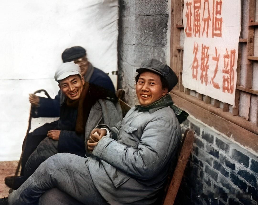 1943年，毛泽东、陈云、林伯渠在延安合影。毛泽东居中的领导地位，陈云、林伯渠分
