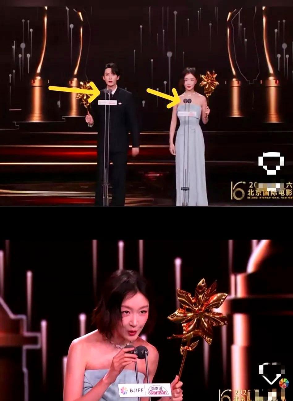 周冬雨在北影节开幕式上一直弯腰说话，看着真累。当时她和檀健次同台亮相，檀