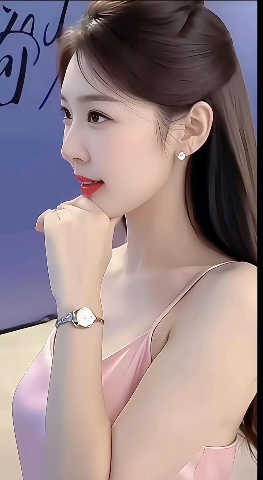 粉裙轻扬，腕间小熊表秒变治愈系女神，嘴角微扬的温柔，是心动的瞬间。