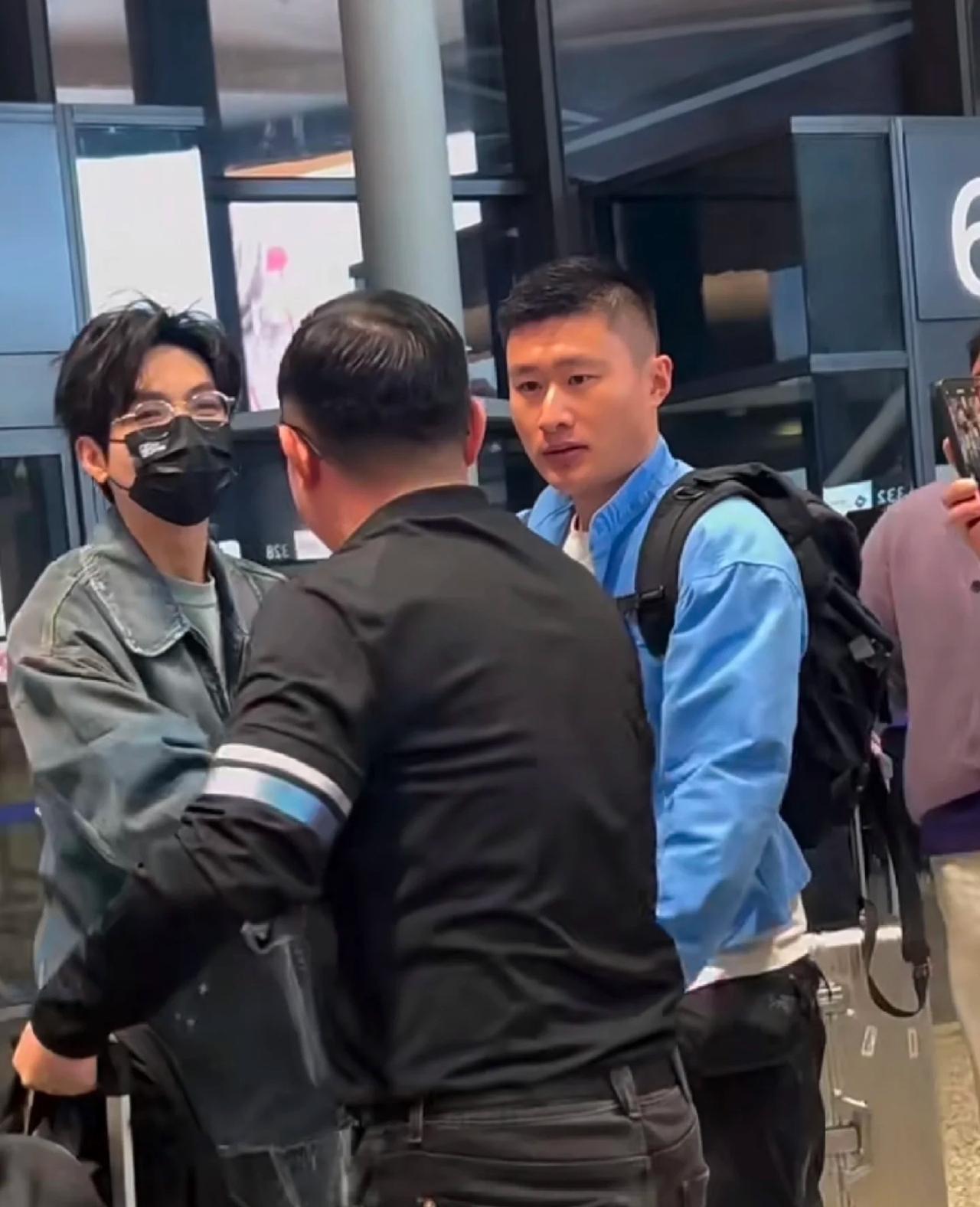 陈楚生被一大哥强行握手，他嘴里喊着“我是你的………你是我的偶像”！看这画面真的