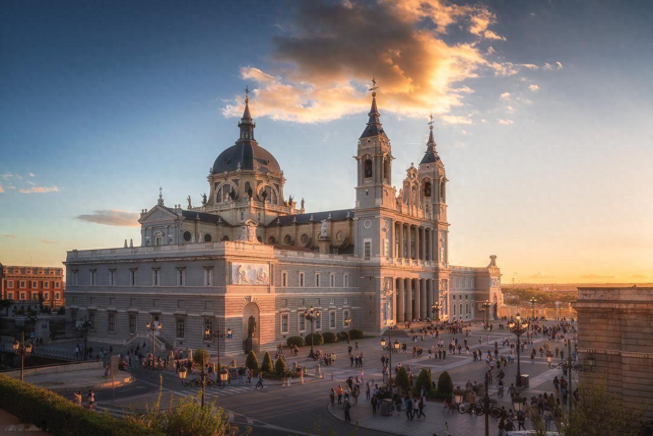 2026年西班牙悄悄放开了一条路，门槛低到让传统移民国家都看傻了今天聊的西班牙