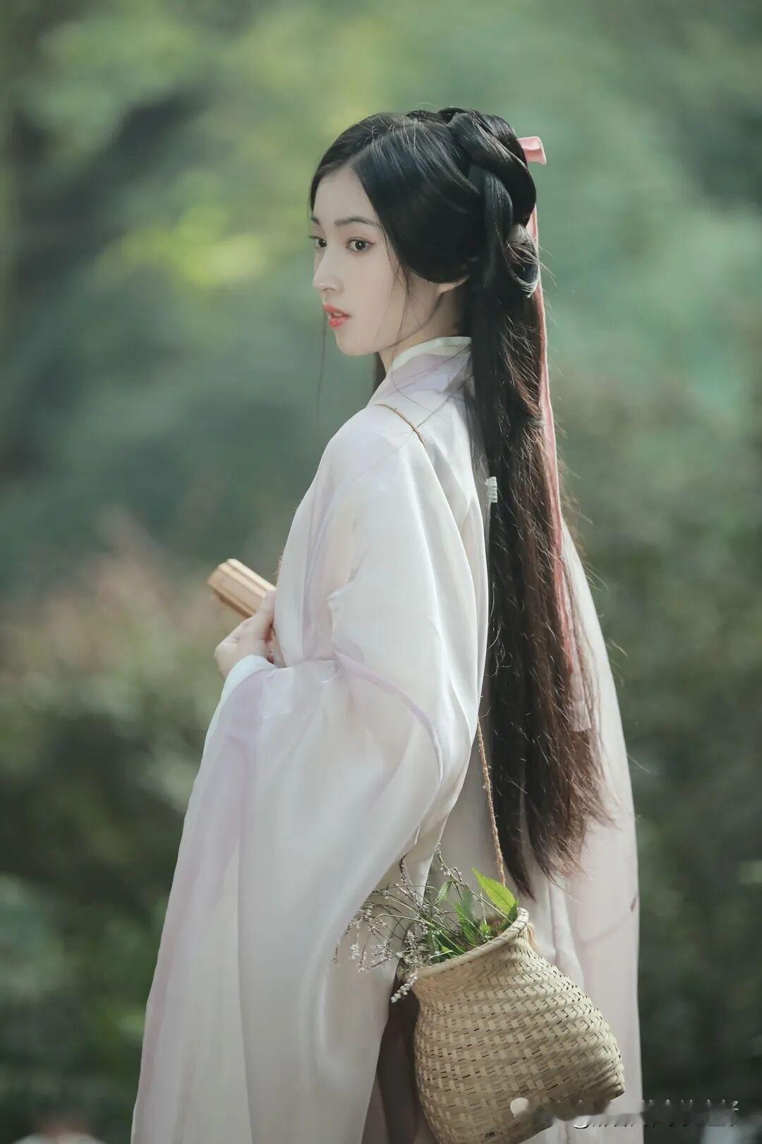 漫步在绿意盎然的林间小道。竹林古风少女