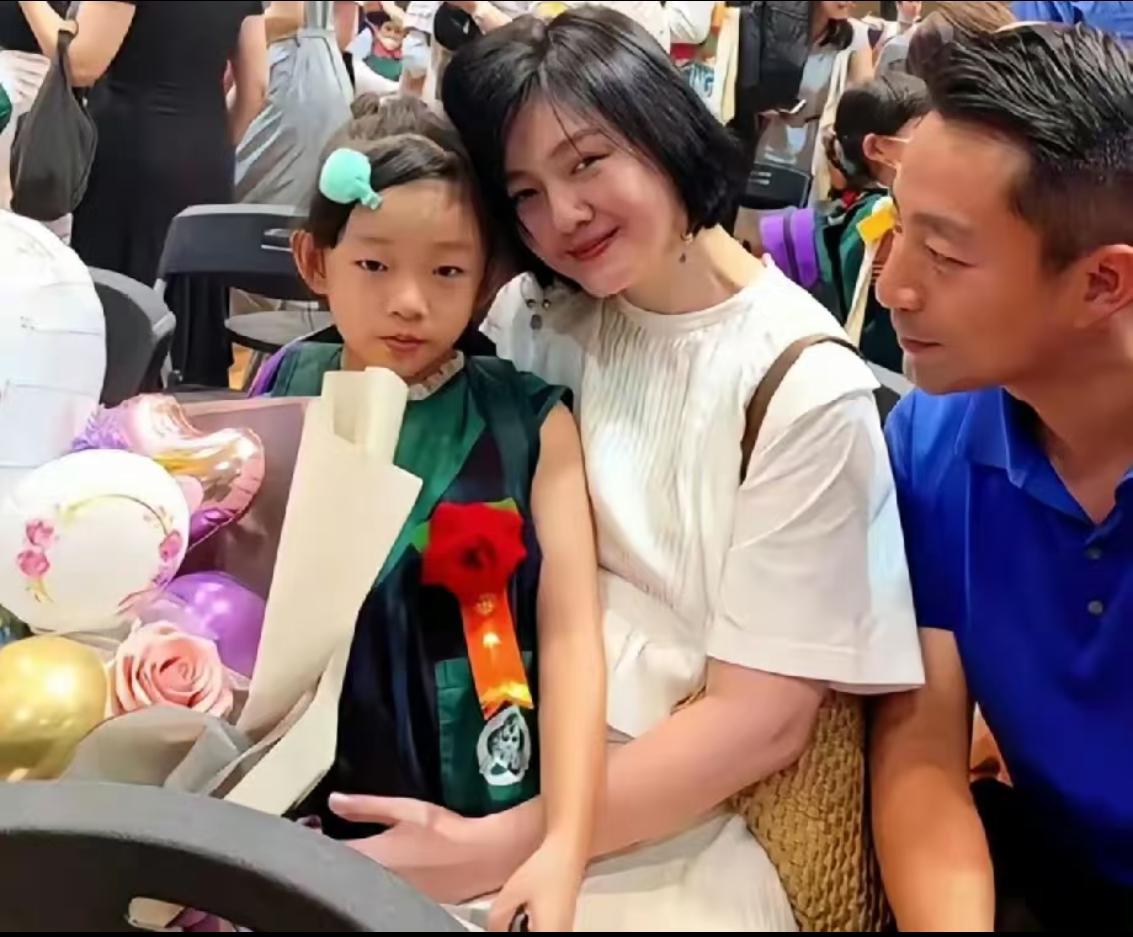 这个母亲节，最难过的小孩一定是小玥儿了吧？自己的母亲大S已经去世一年了，