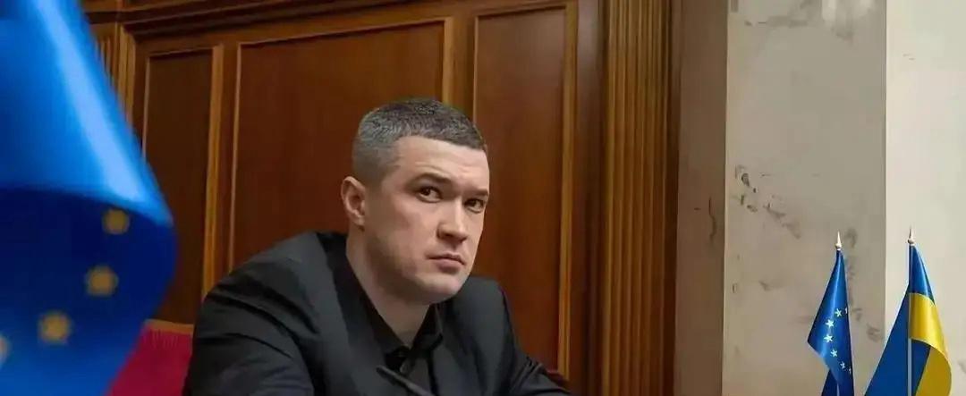 三十岁那年，我发现自己每天睁眼的第一件事是摸手机，而不是看身边熟睡的妻子。上