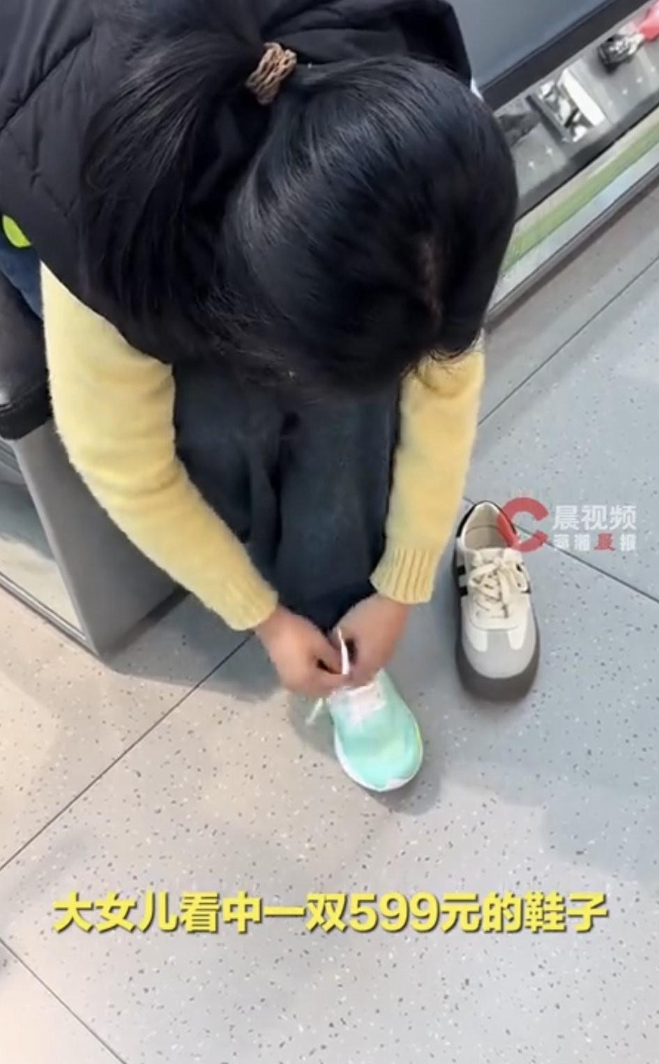 山东威海，一位衣着朴素，头发有些泛白的妈妈，带着两个女儿去医院看牙，看完牙后她又