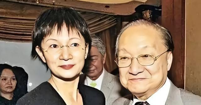 1976年，52岁的金庸爱上16岁女招待。他想要和妻子离婚，妻子说：“可以，但是