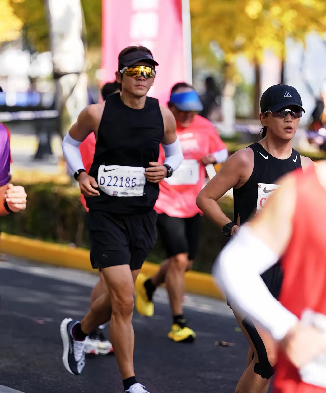 不老男神钟汉良，让人刮目相看。51岁生日，跑完42.2公里，仅用4小时。