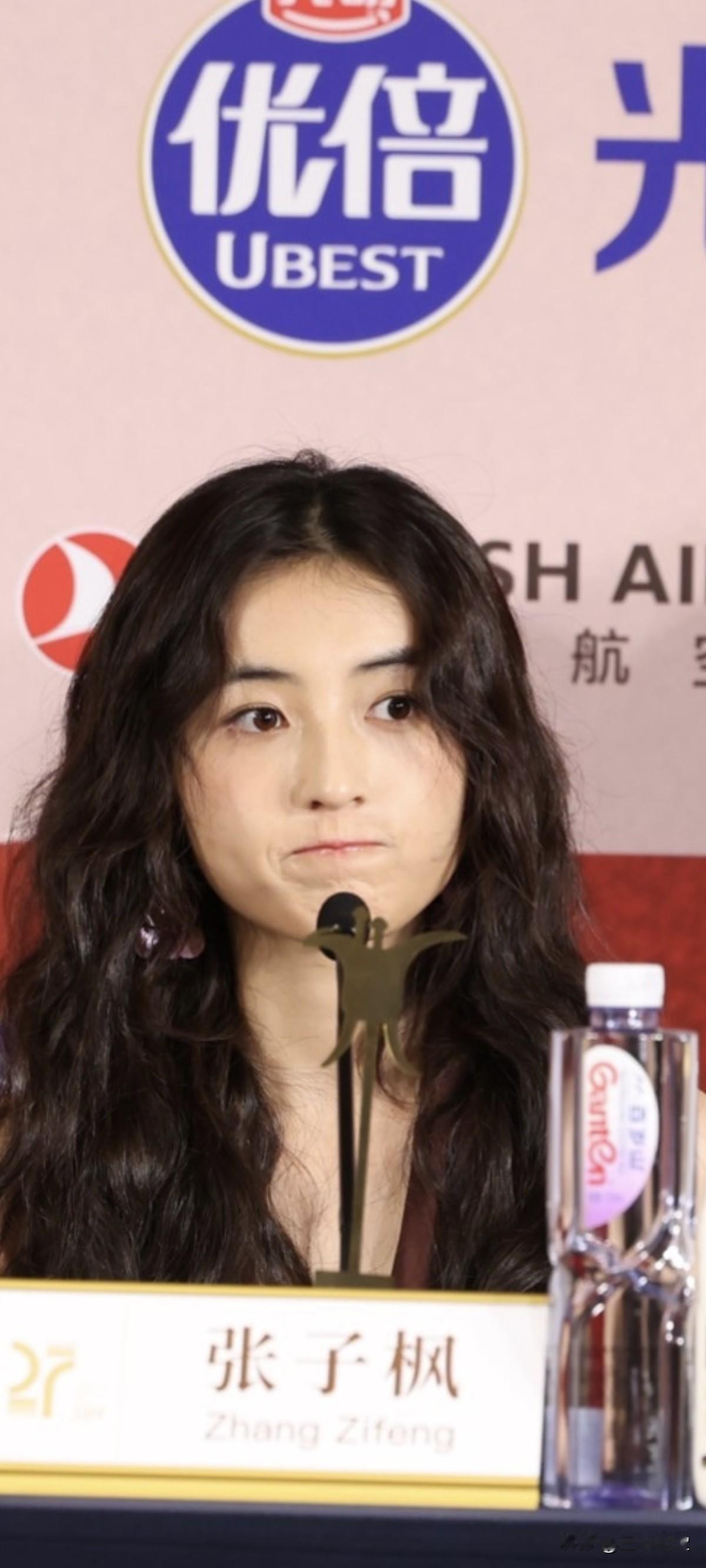 张子枫亚洲新人奖评委见面会生图，被子枫评委美得移不开眼，好美，这个造型很适合她