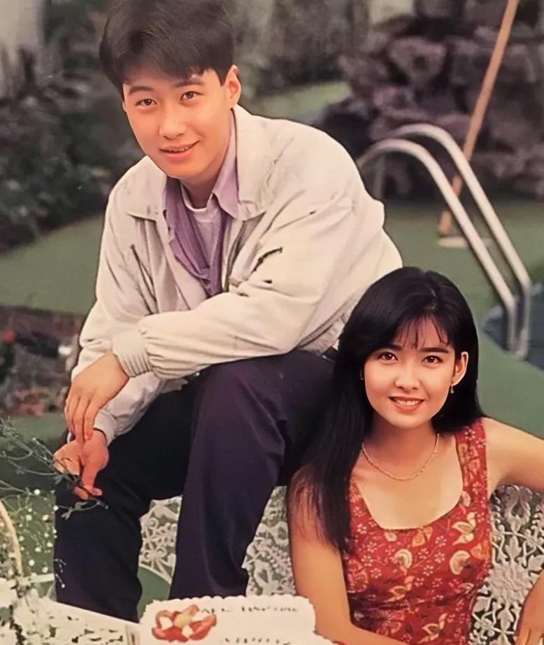 1992年，黎明与周慧敏的合照，黎明当时26岁，帅气逼人。周慧敏25岁，貌美如花