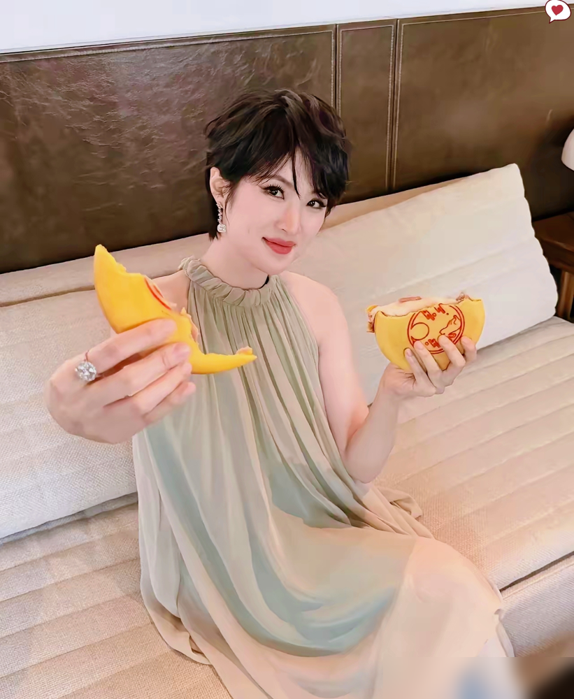 姚安娜晒了张左手无名指戴钻戒的照片，评论区居然没人骂。搁两年前，这画面想都不敢想。《猎冰》里她举枪像