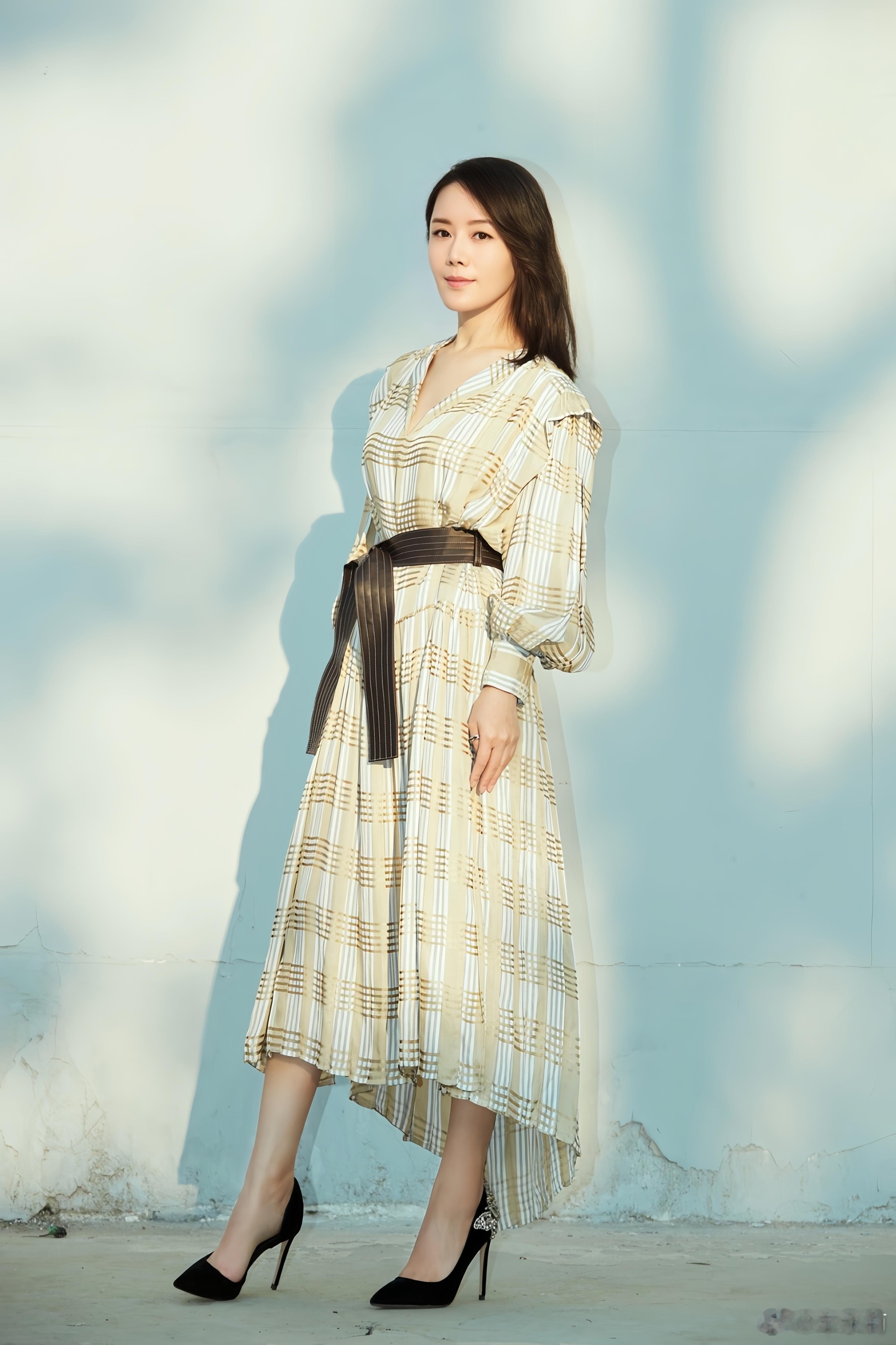 车永莉从容与优雅，从眉眼间自然流露，从举手投足间缓缓散发，就像一首无声却动人