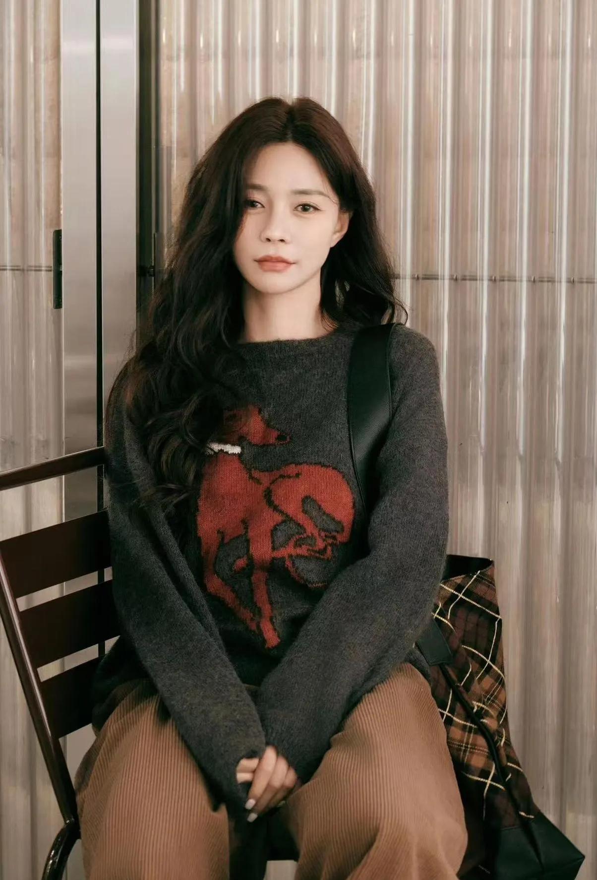 沈梦辰这穿搭也太会了！深灰毛衣+棕裤+德训鞋，时髦到犯规谁懂啊！沈梦辰这组